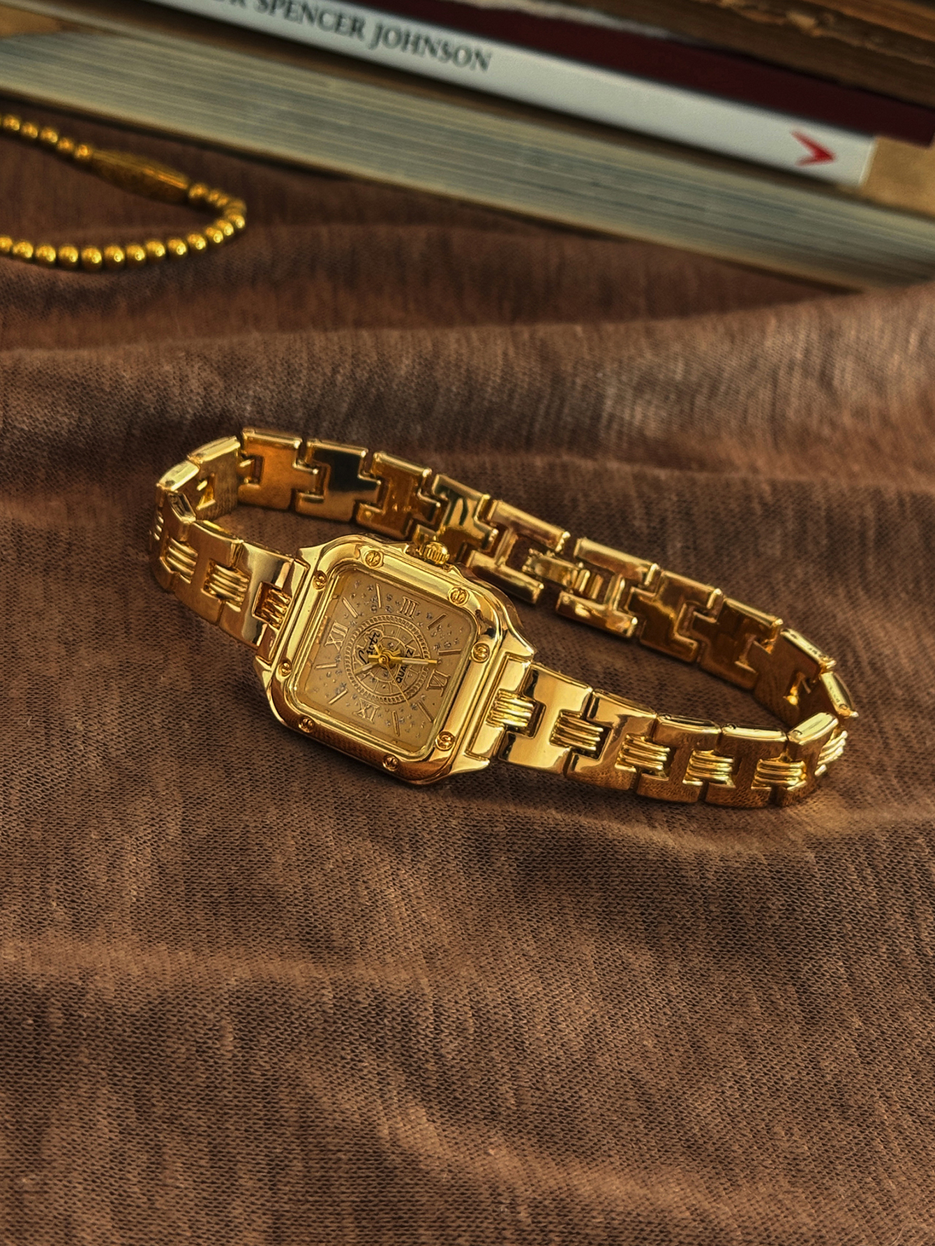 Elegant Women's Quartz Watch With Gold Stainless Steel Bracelet & Gypsophila Dial Elegant Women's Quartz Watch With Gold Stainless Steel Bracelet & Gypsophila Dial