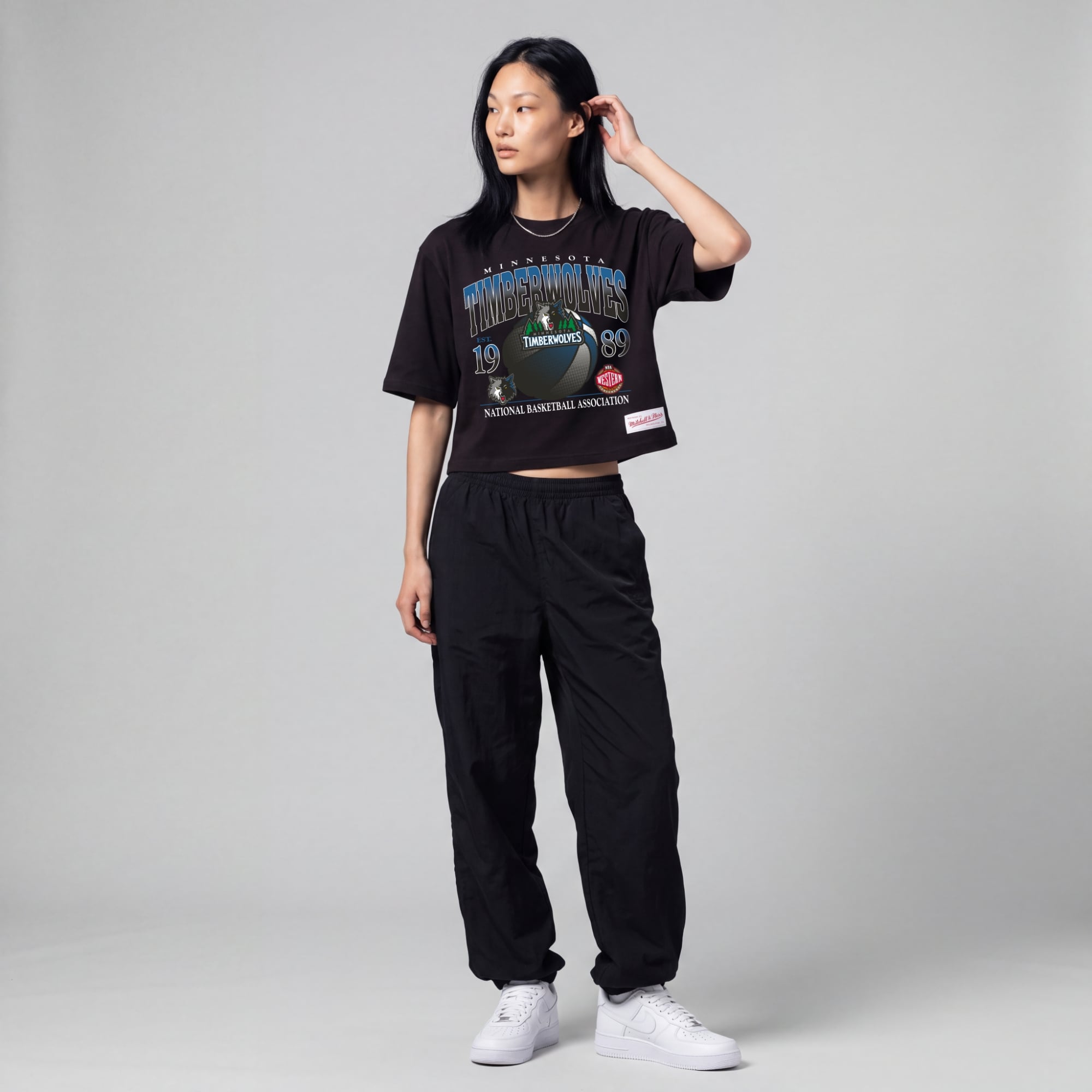 Schwarzes Mitchell & Ness Minnesota Timberwolves Street Graphic Boxy Crop T-Shirt für Damen