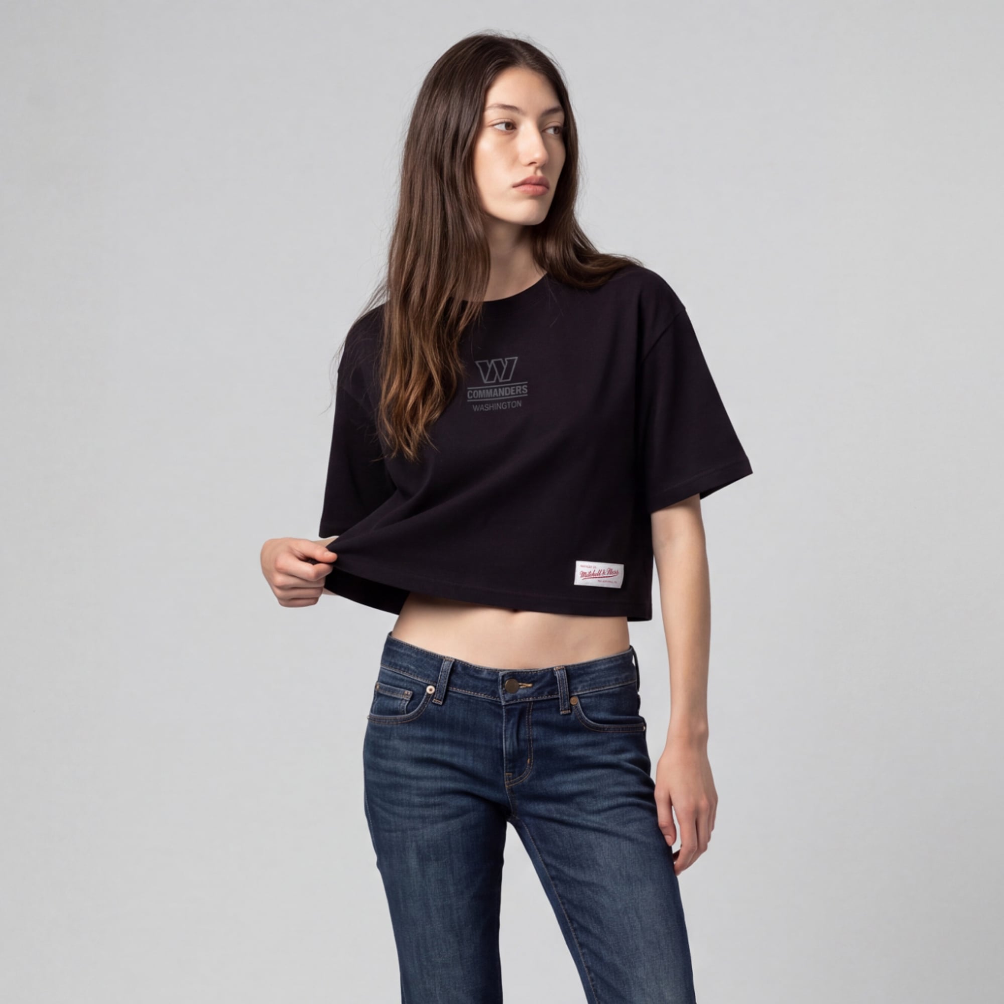 Mitchell & Ness Damen-T-Shirt „Washington Commanders Core Essentials Micro Logo“ in Schwarz, kastenförmig geschnitten