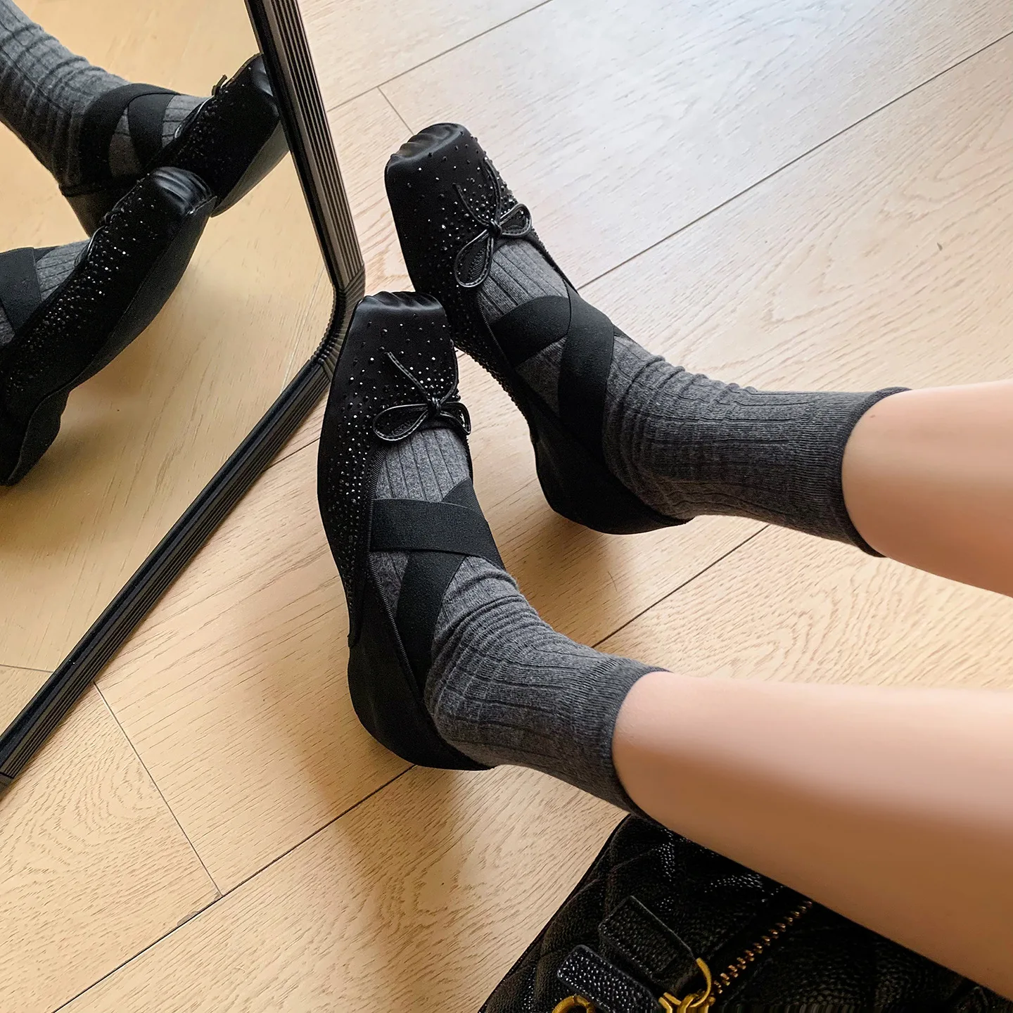 Schwarze Satin-Ballerinas mit Strass und Innenerhöhung ~ Quadratische Spitze, Schleife, leichter Gabelriemen, Damenschuhe