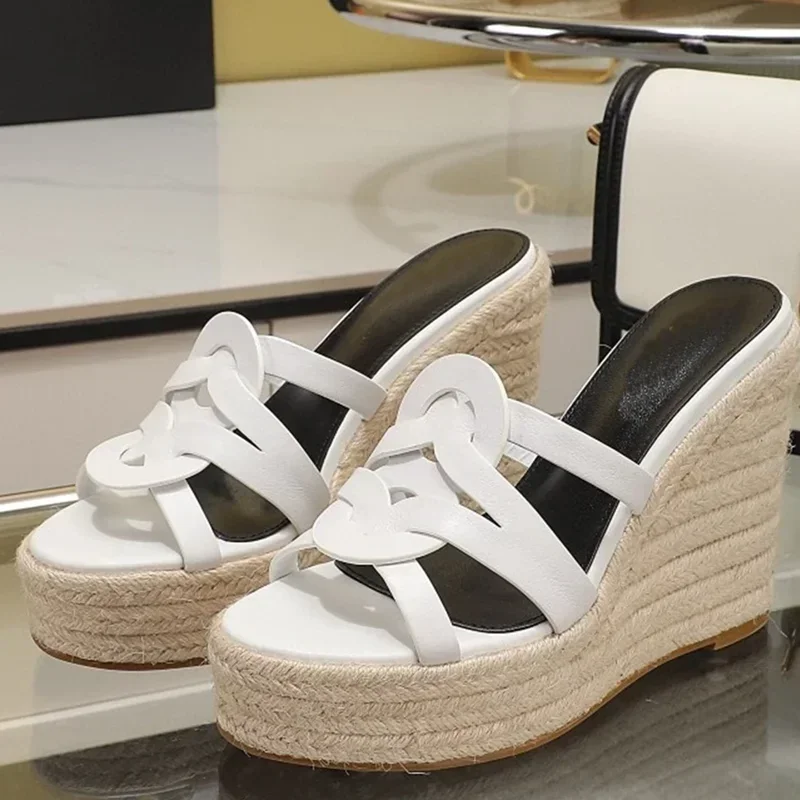 Plateau-Hausschuhe aus Lackleder mit Kreuzriemen, sexy runde Zehen, Slip-On, Größe 35–43, Neuheiten, modische Damenschuhe