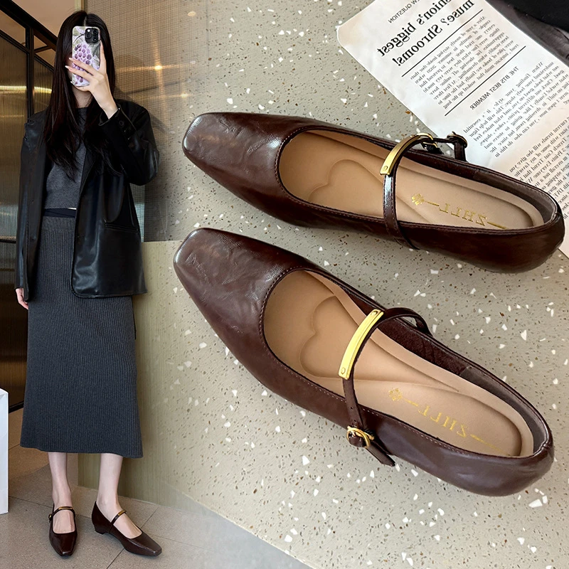 Vintage Mary Jane Flats mit eckiger Zehenpartie, Lederschuhe mit goldenem Metallschnallenriemen, bequemer niedriger Absatz, in den Farben Schwarz und Braun.