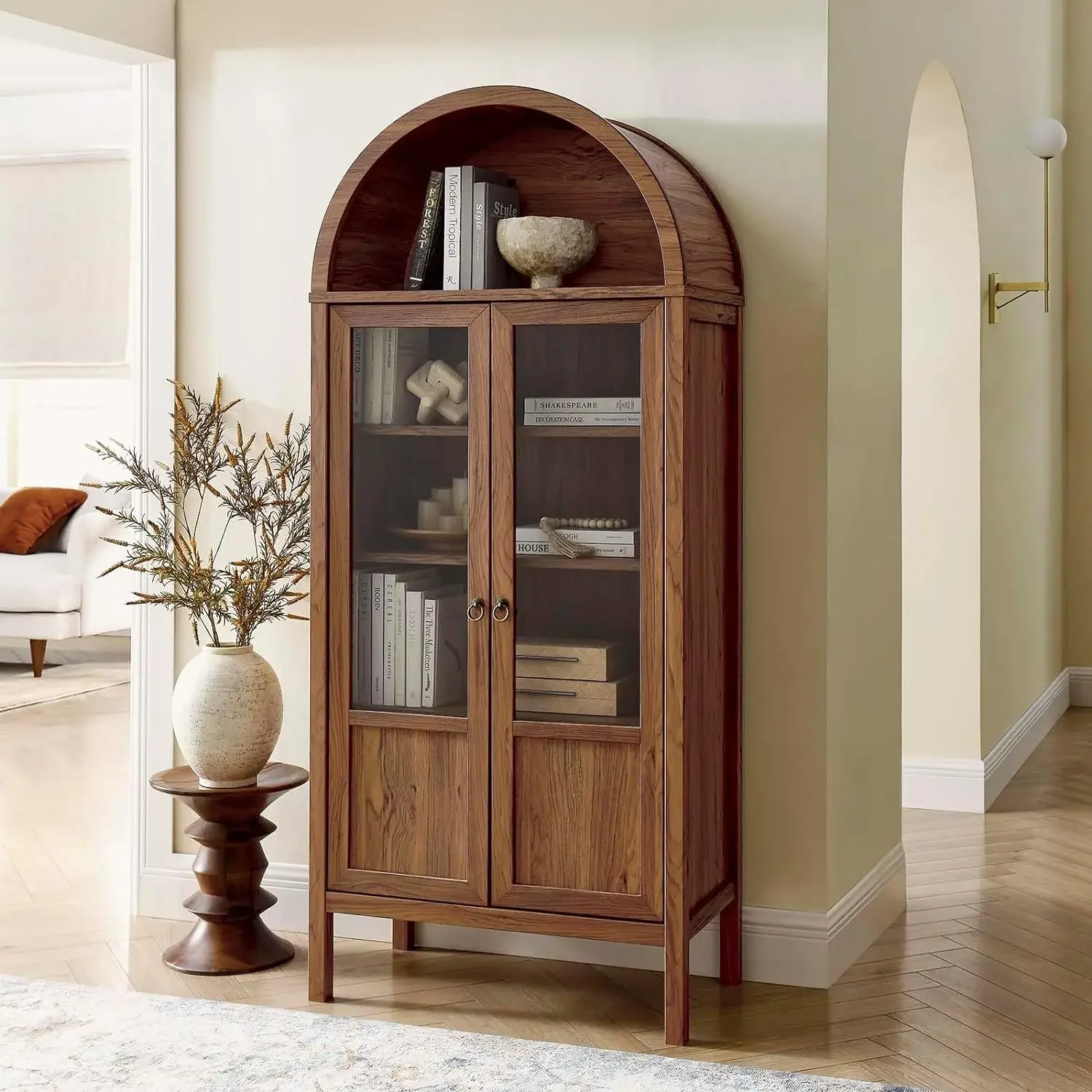 Mid-Century Farmhouse Sideboard aus Walnussholz mit hohem Bogendesign, 4-stufigem verstellbarem Regal, Aufbewahrungs- und Vitrinenschrank mit Glastüren