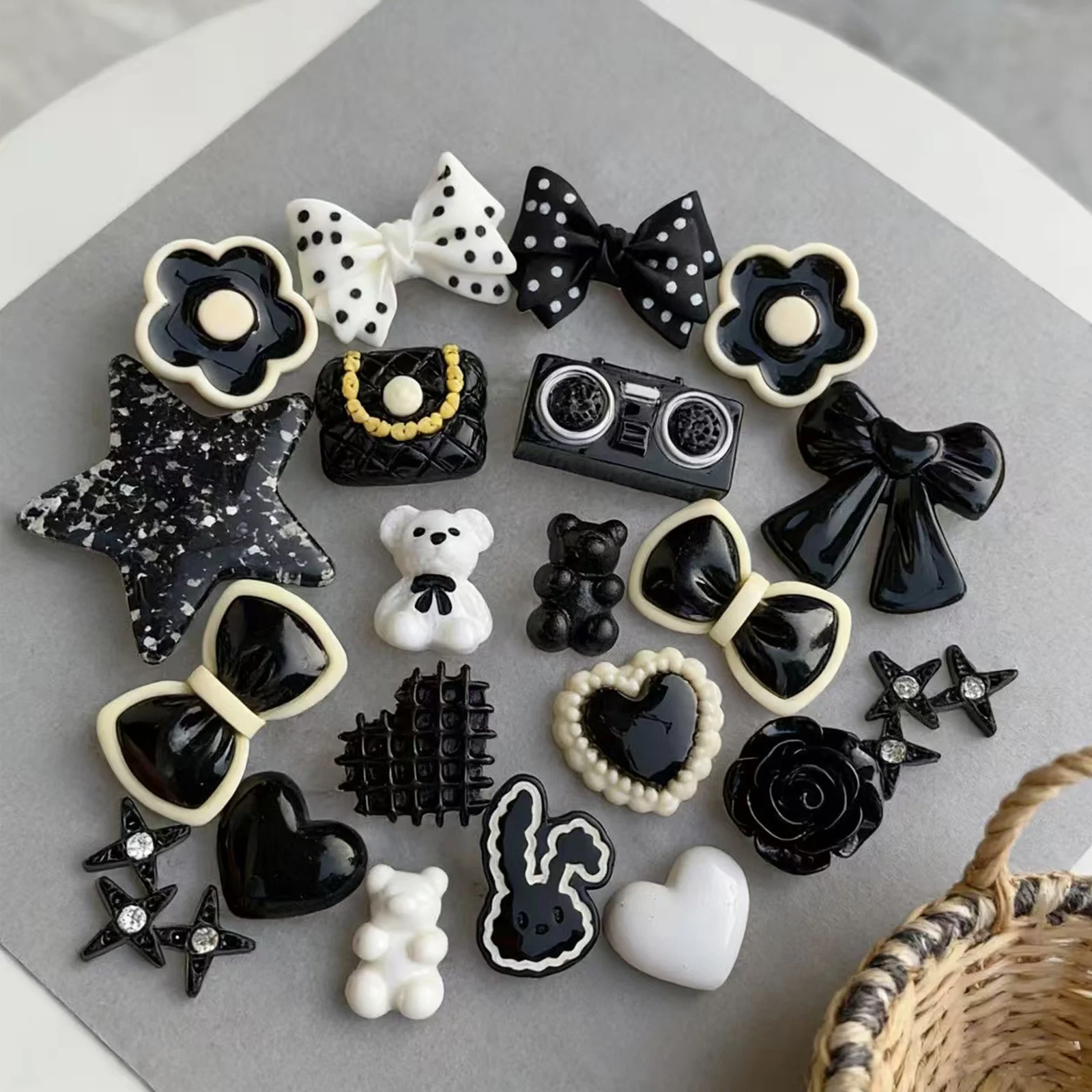 21-teiliges Elegantes Schwarz-Weißes Harz-Schuhcharms-Set mit Schleife, Blume, Bär, Stern, Herz - DIY-Zubehör für Sandalen, Hausschuhe, Damenschuhe