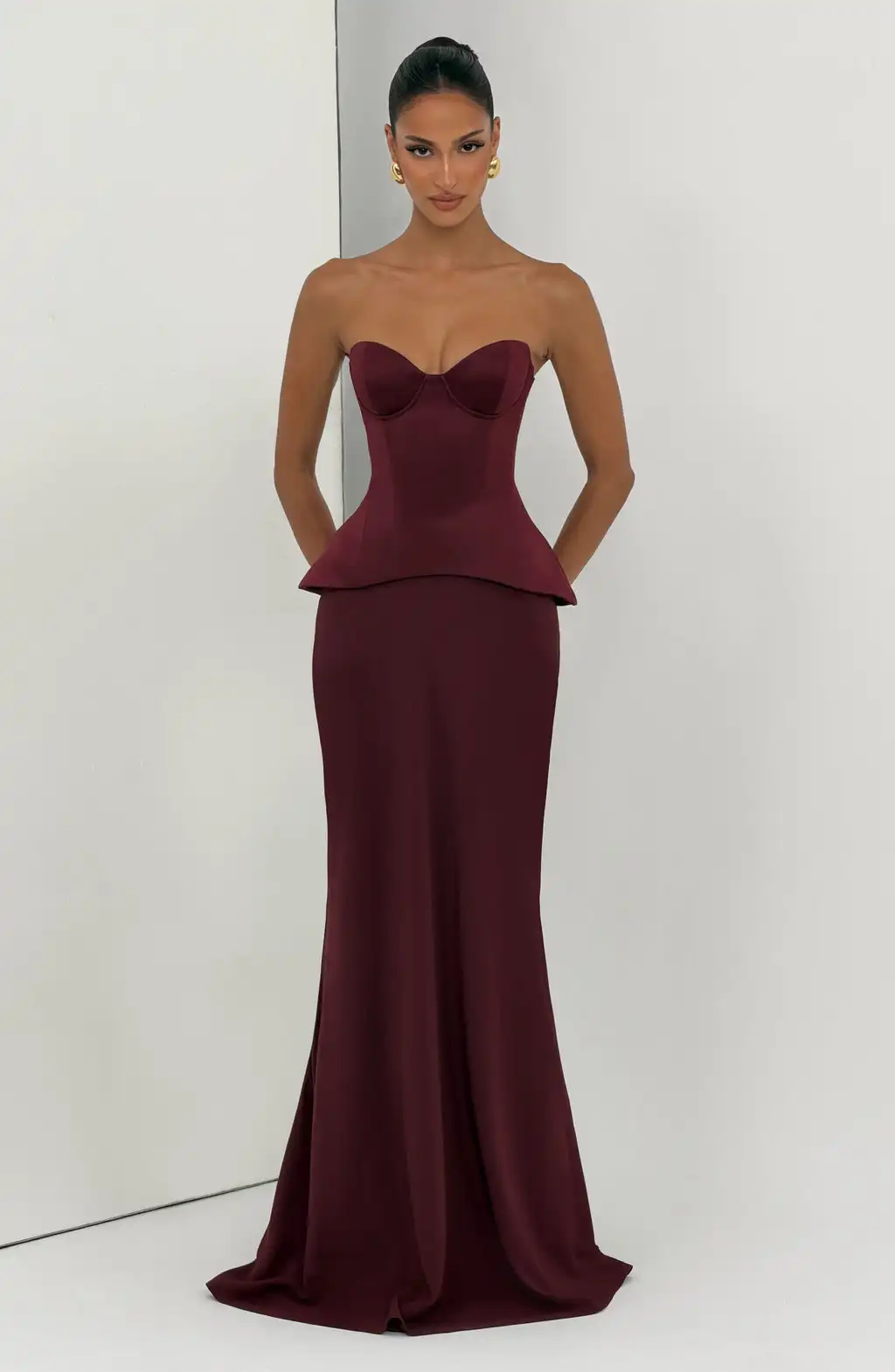 Burgundy Satin Strapless Mermaid Evening Dress Sweetheart Peplum Waist Bodycon Formal Party Gown Floor Length Prom Dresses 2026