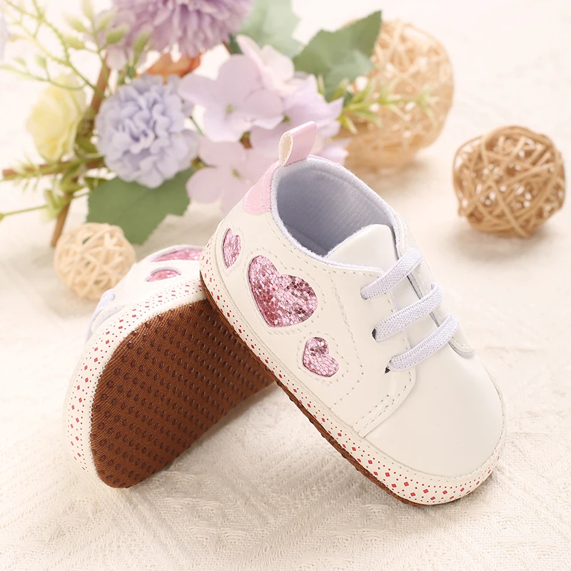 Modische neue weiße Schuhe für Babys von 0-18 Monaten, Sport- und Laufschuhe mit weichen Sohlen und herzförmigem Aufdruck.