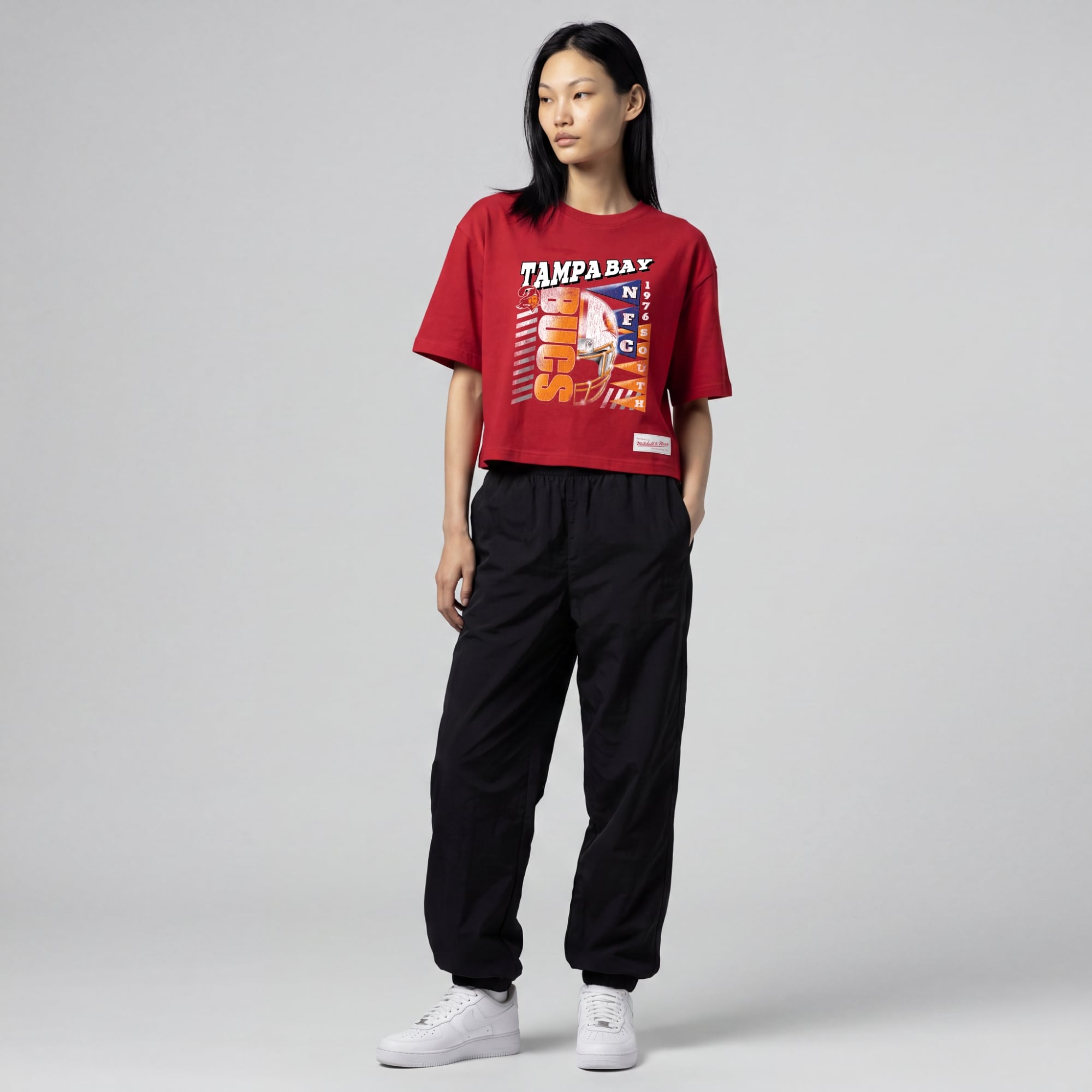 Mitchell & Ness Damen-T-Shirt in Rot mit Tampa Bay Buccaneers Street-Grafik, kastenförmig, kurz geschnitten