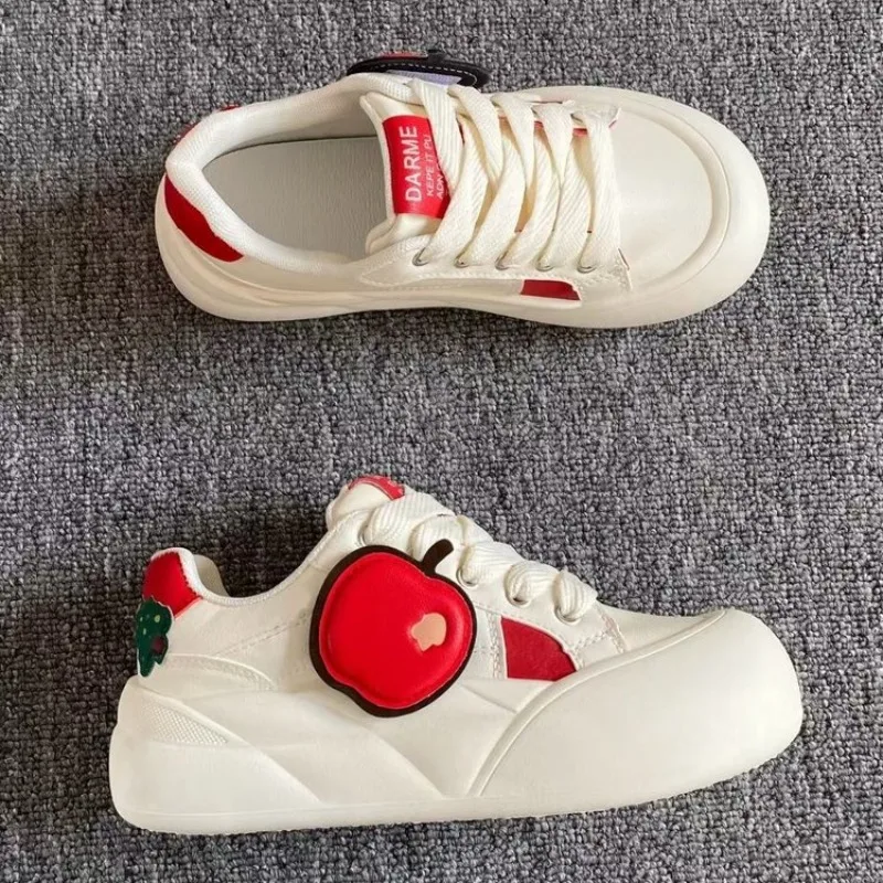 Niedliche rote Apfel-Plateau-Sneaker für Damen, runde Zehenpartie, dicke Sohle, weiße „Bread“-Schuhe, lässige Schnürschuhe, Skate-Schuhe