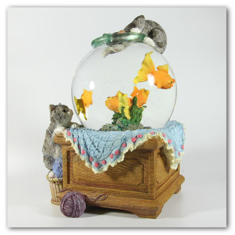 Schneekugel mit Aquarium und Katzen mit Spieluhr Image