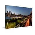 Calvendo Premium Textil-Leinwand 45 cm x 30 cm Quer, Abendaufnahme von Brooklyn Heights | Wandbild, Bild auf Keilrahmen, Fertigbild auf Echter Leinwand. Brooklyn - Queens Expressway Orte Orte