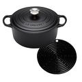 Le Creuset Gusseisen Bräter Signature rund 24 cm, schwarz & Le Creuset Silikon-Accessoires Topflappen rund schwarz